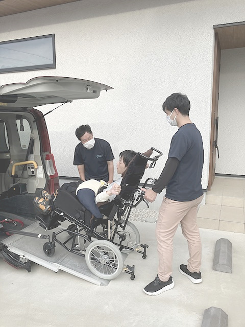 2人のヘルパーで、車椅子の方の乗車をお手伝いしているところ